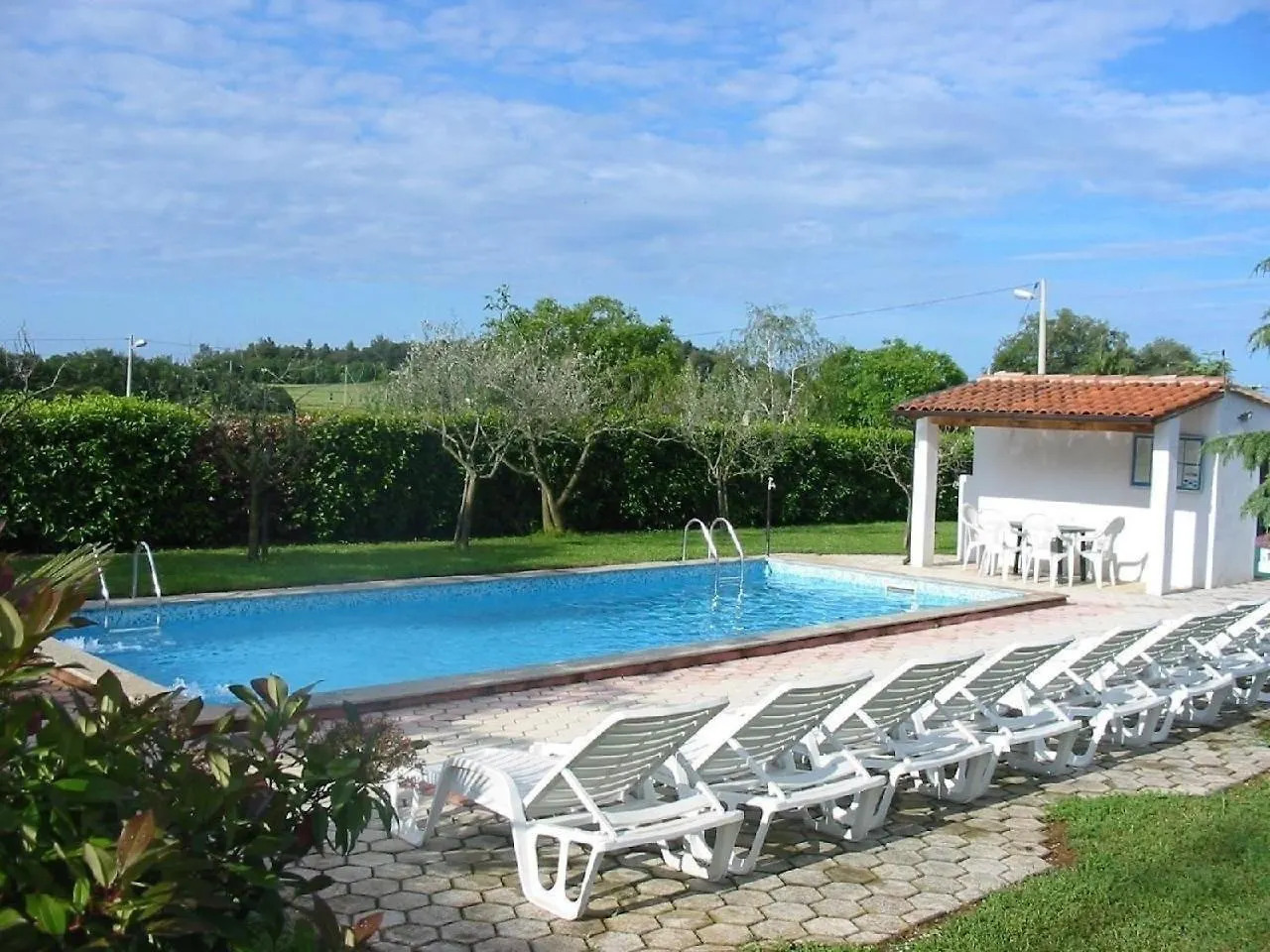 Bungalow Mit Pool Und Garten In 포레치